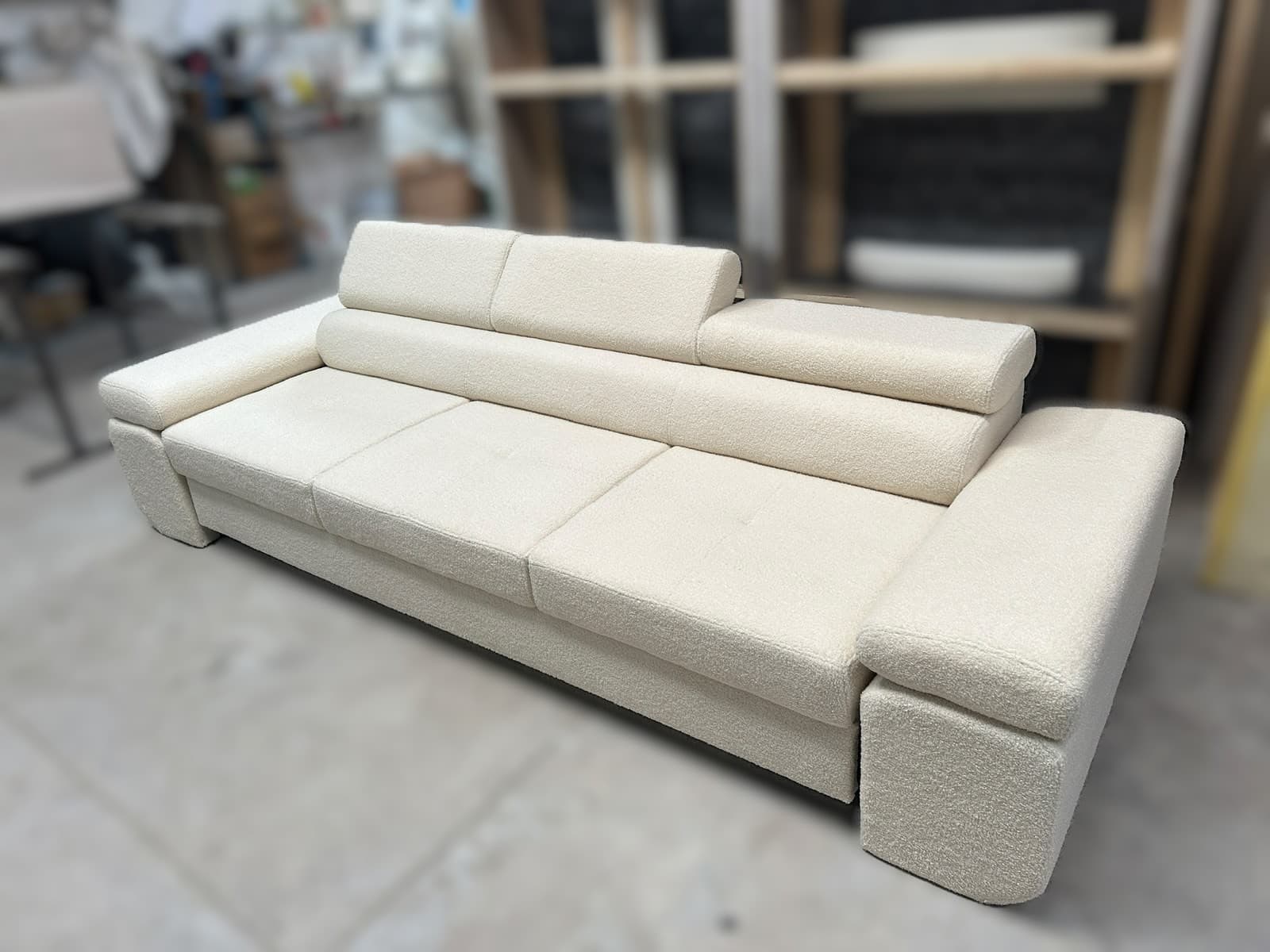 Beżowa sofa rozkładana Vegas 3 w tkaninie bouclé QUELLE 02 z trzema regulowanymi zagłówkami